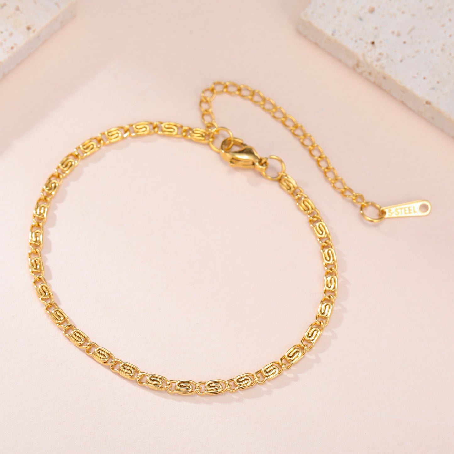 Златна дамска гривна от медицинско злато