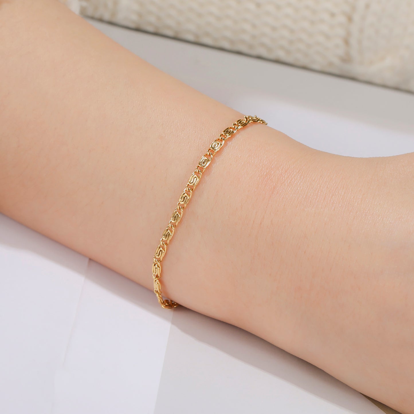 Златна дамска гривна от медицинско злато