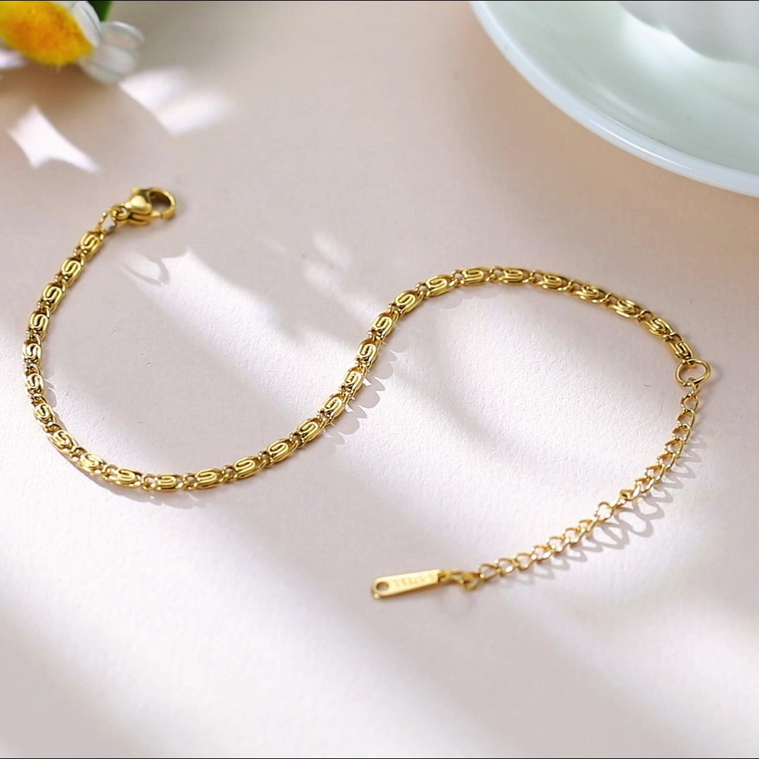 Златна дамска гривна от медицинско злато