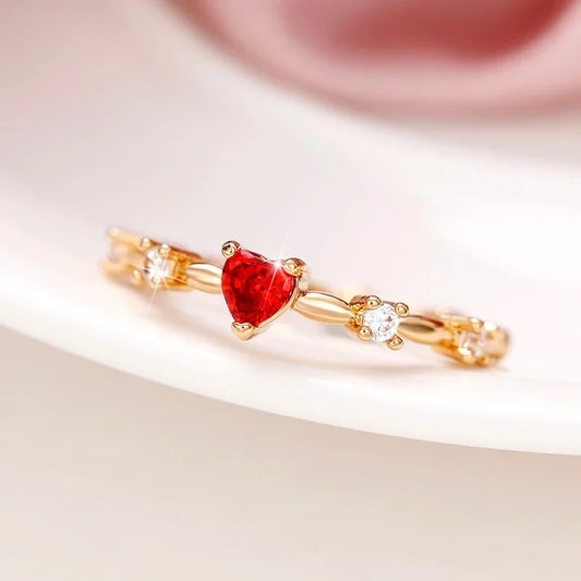 Златен дамски пръстен сърце изработен от медицинско злато и красиво червено рубинче
