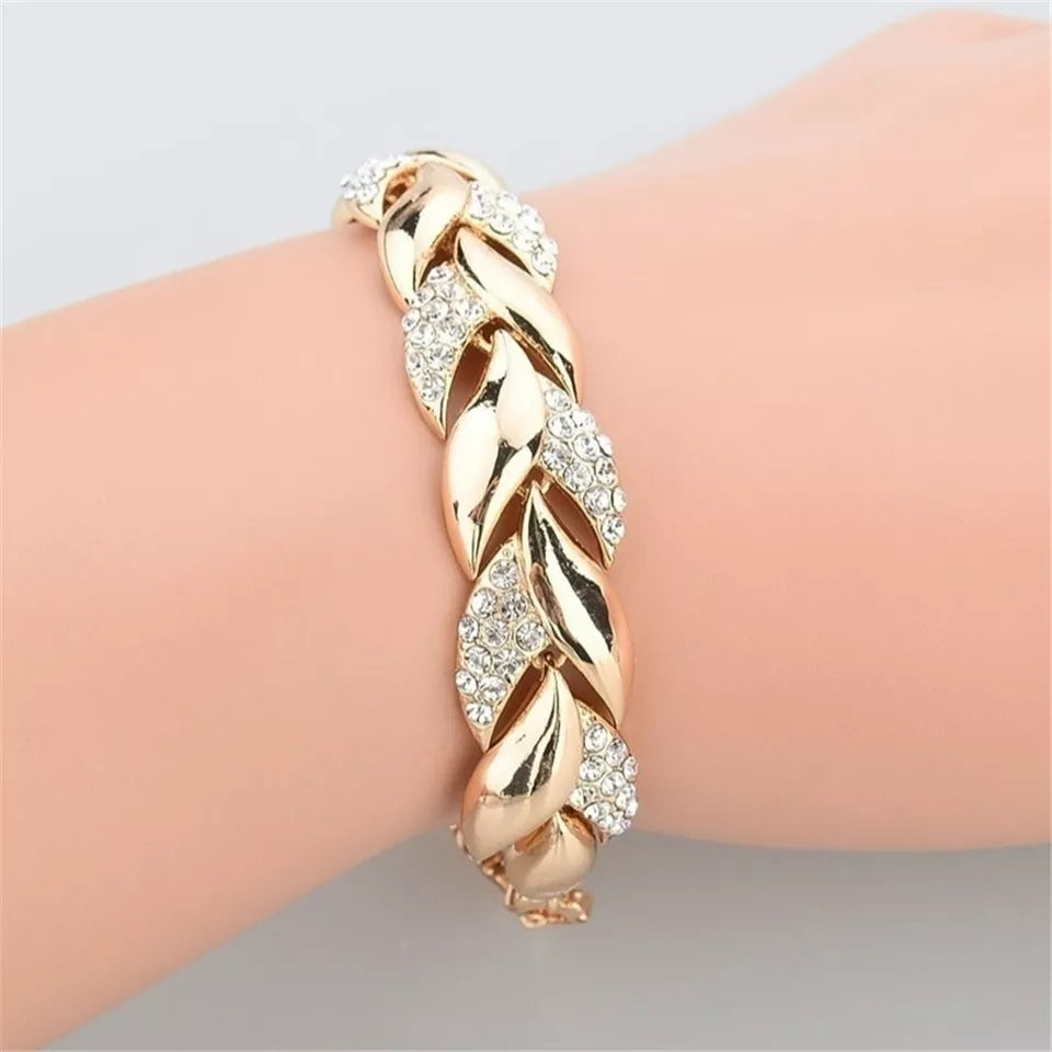 Златна дамска гривна с кристали. Намалена цена !