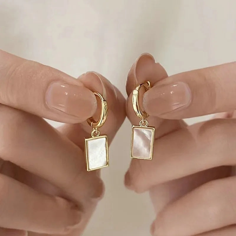 Златни дамски обеци бяла перла