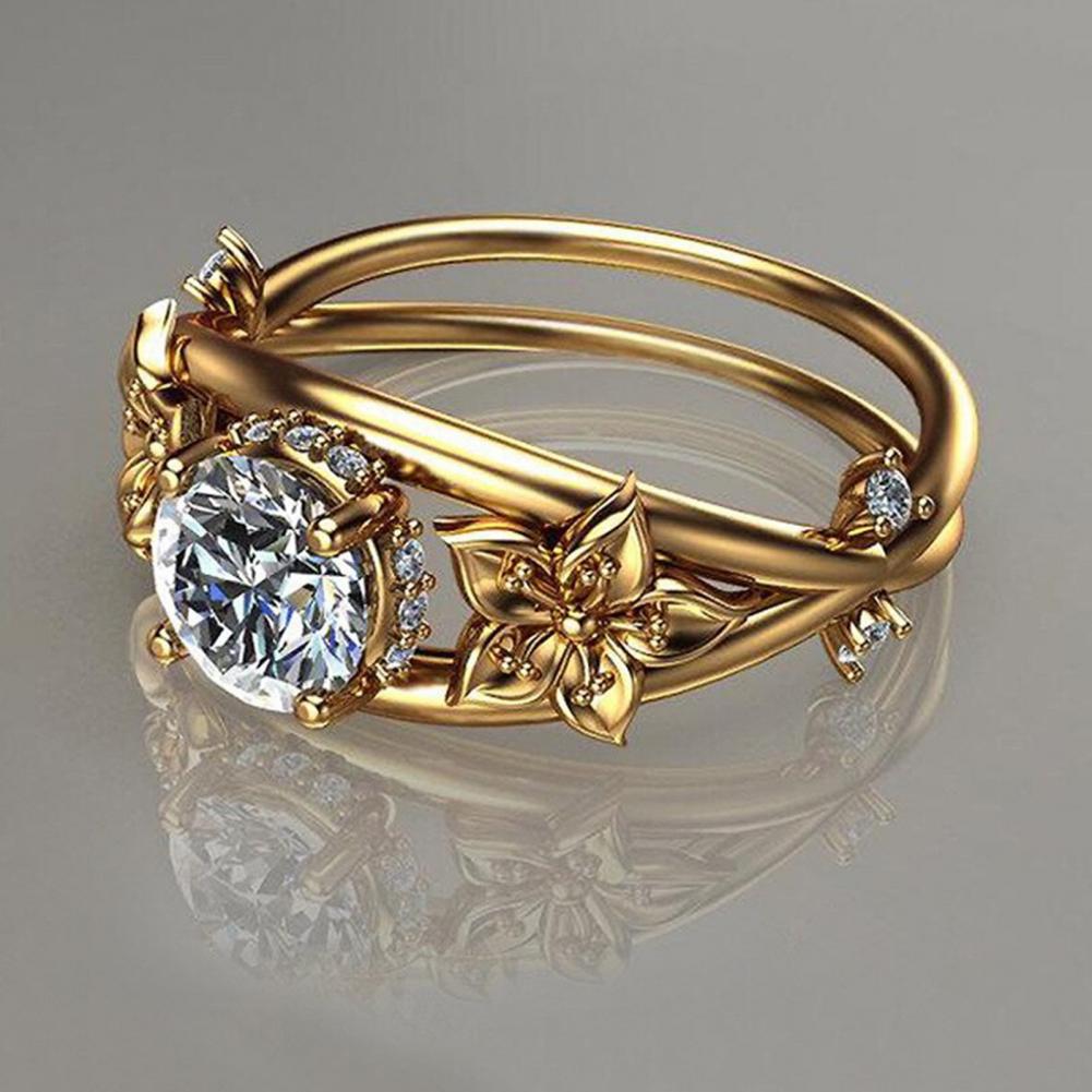 Златен дамски пръстен с цветя.