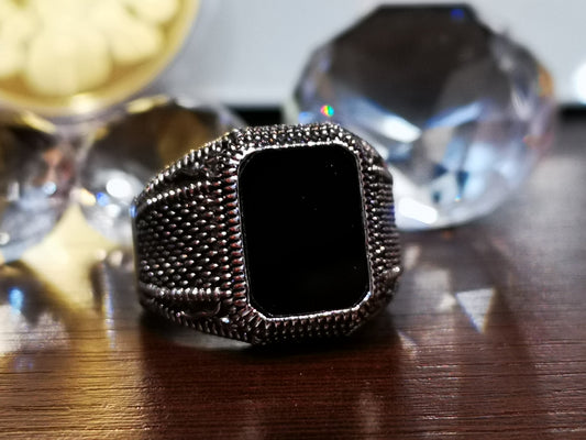 Мъжки пръстен с черен камък.