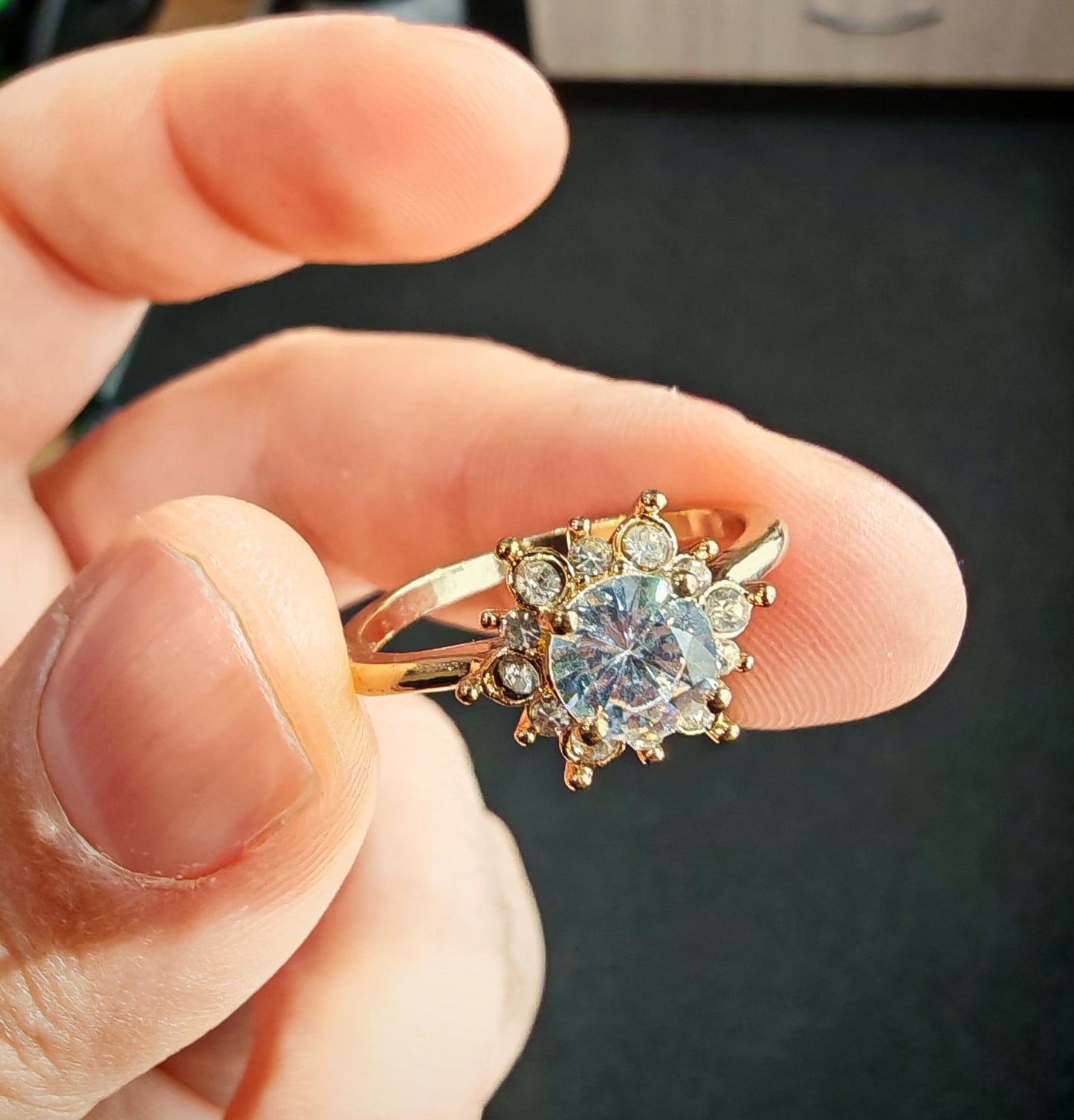 Златен дамски пръстен звезда