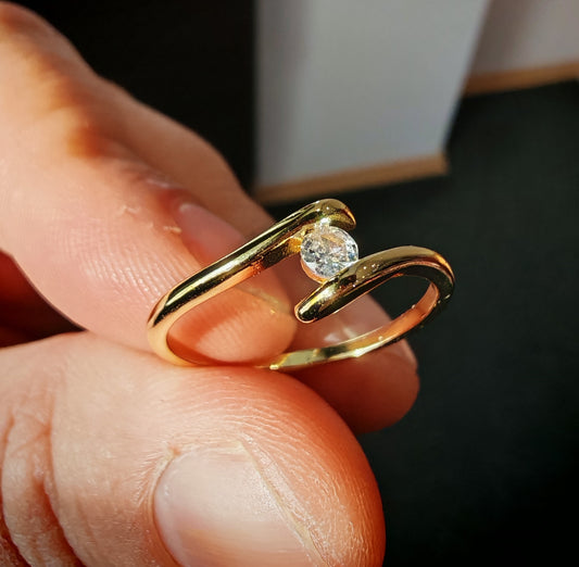 Златен италиански пръстен с камък цирконии