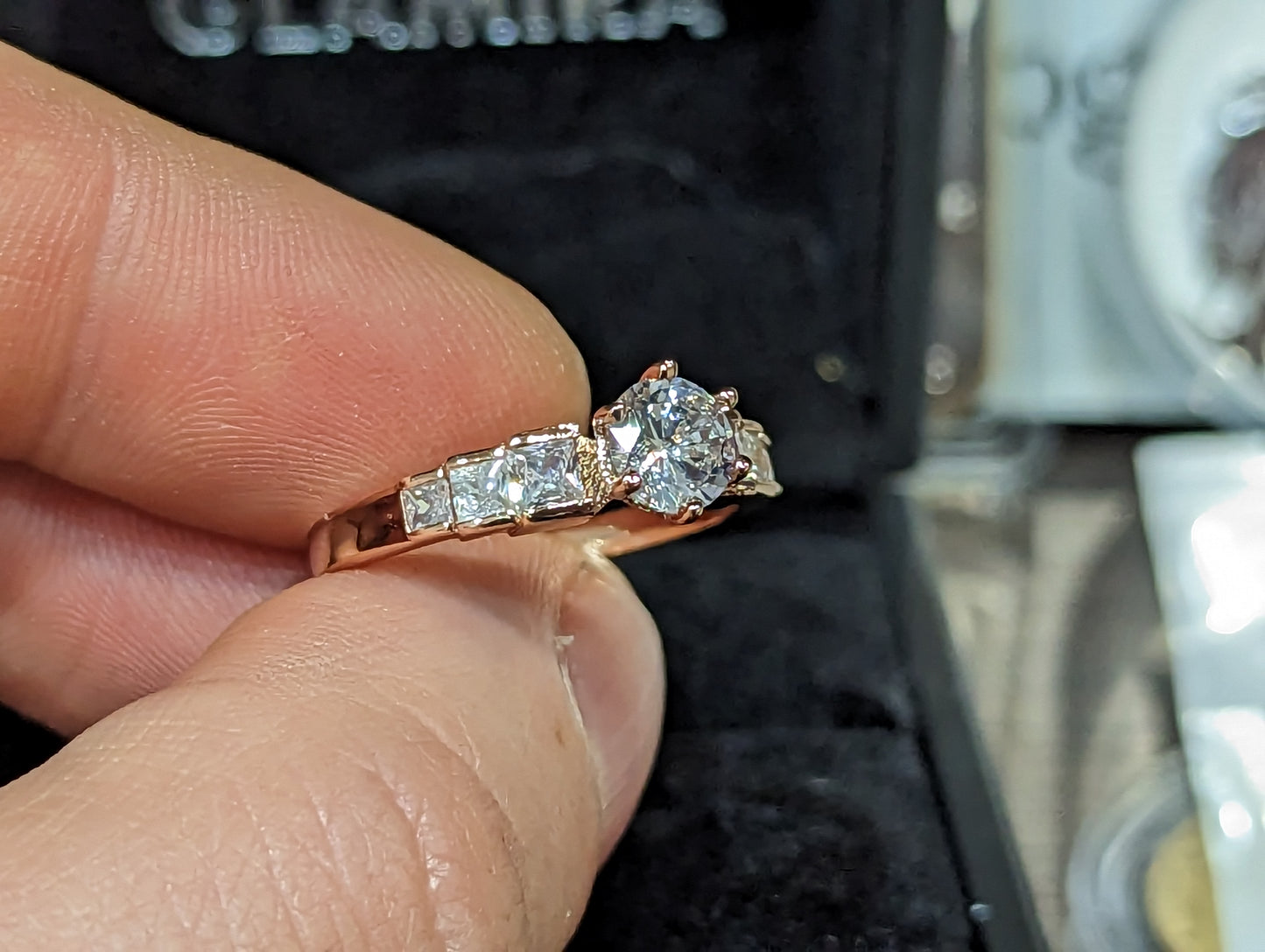 Златен дамски пръстен с цирконии