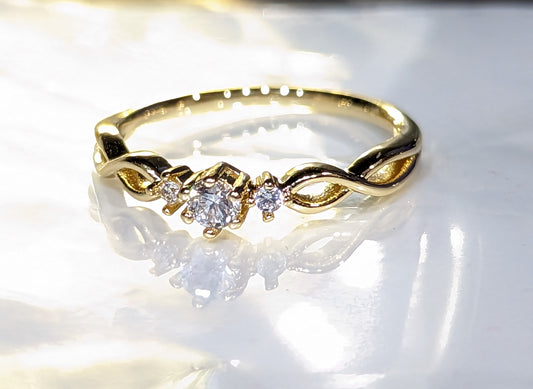 Златен дамски пръстен безкрайност