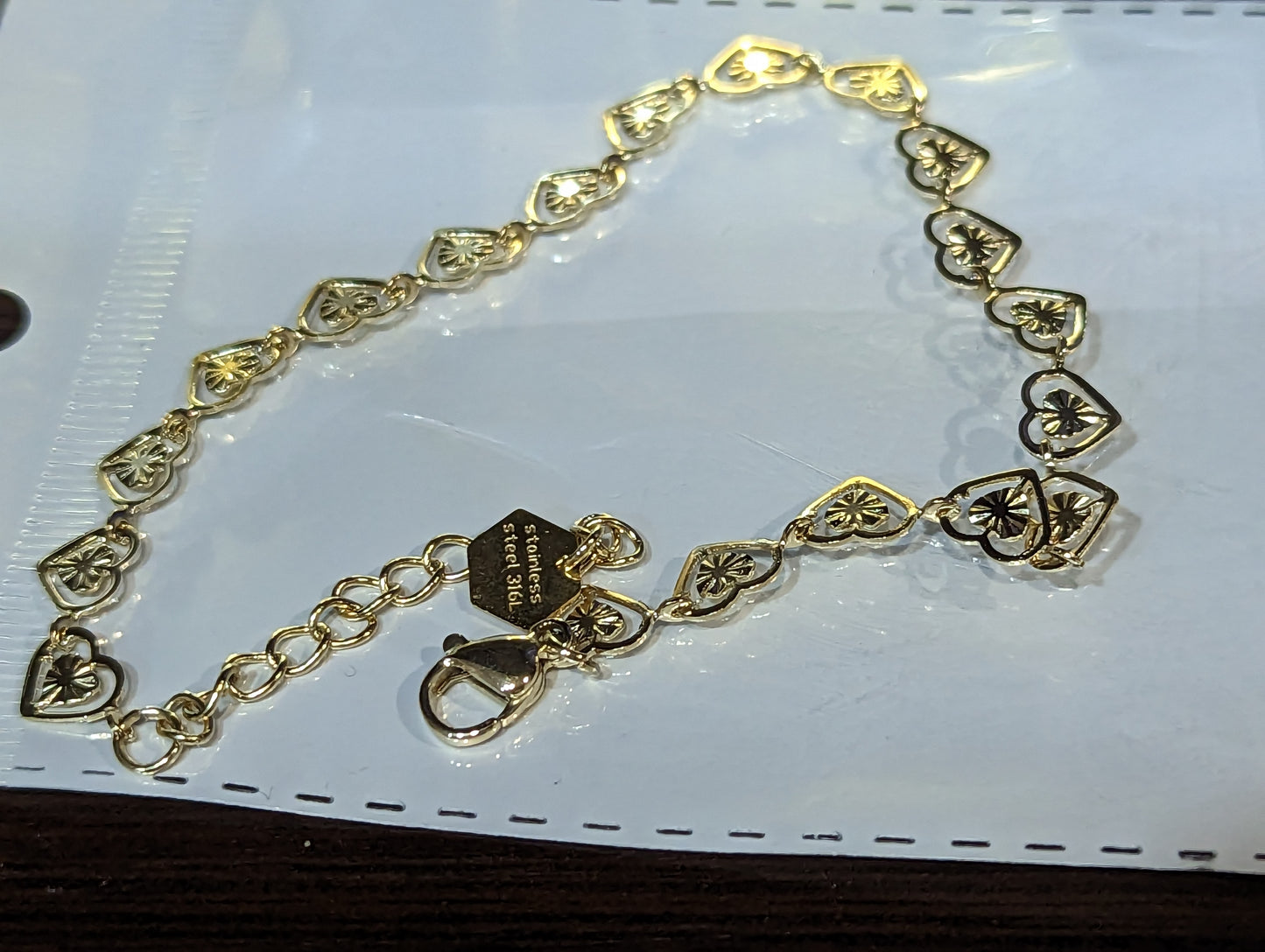 Нежна златна дамска гривна със сърчица