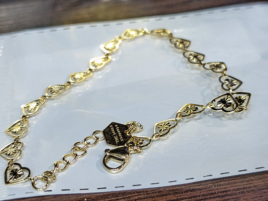 Нежна златна дамска гривна със сърчица