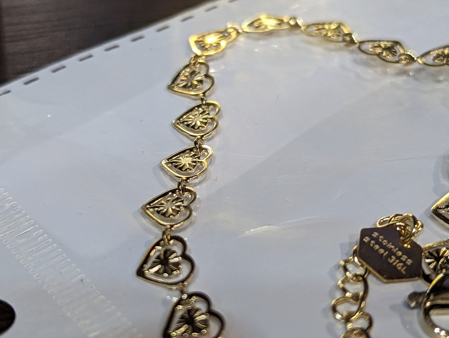 Нежна златна дамска гривна със сърчица