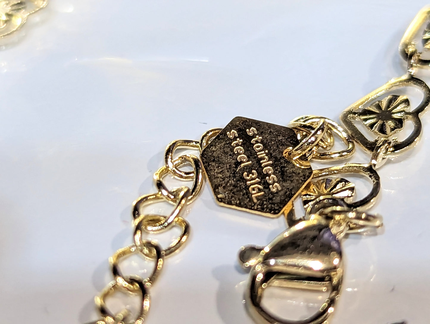 Нежна златна дамска гривна със сърчица