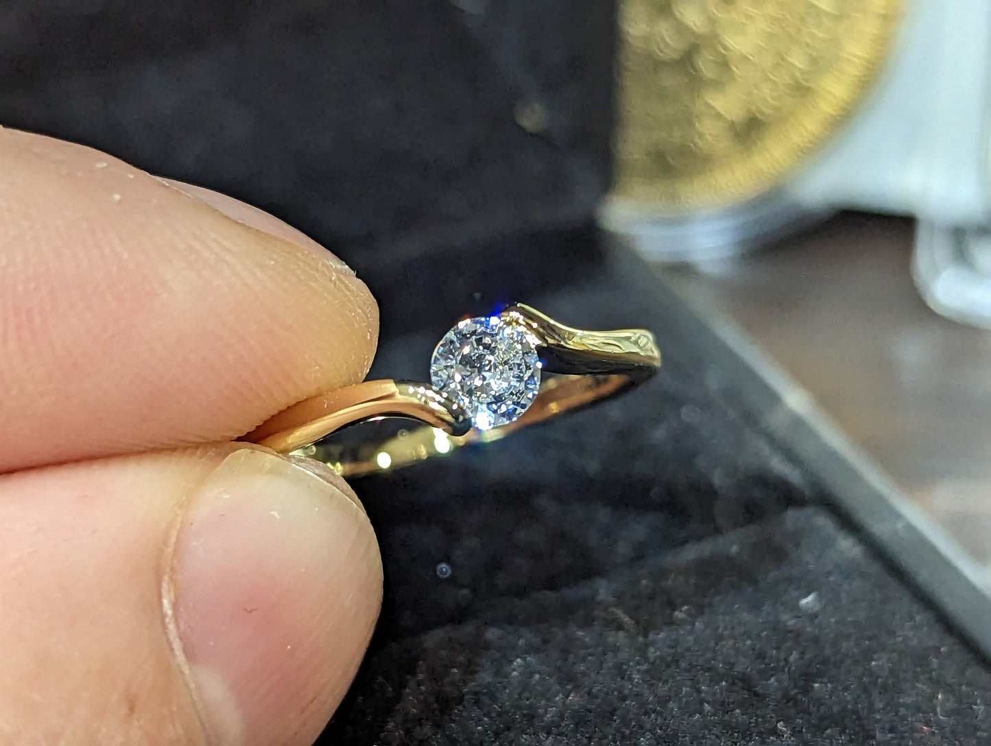 Златен дамски пръстен с цирконии