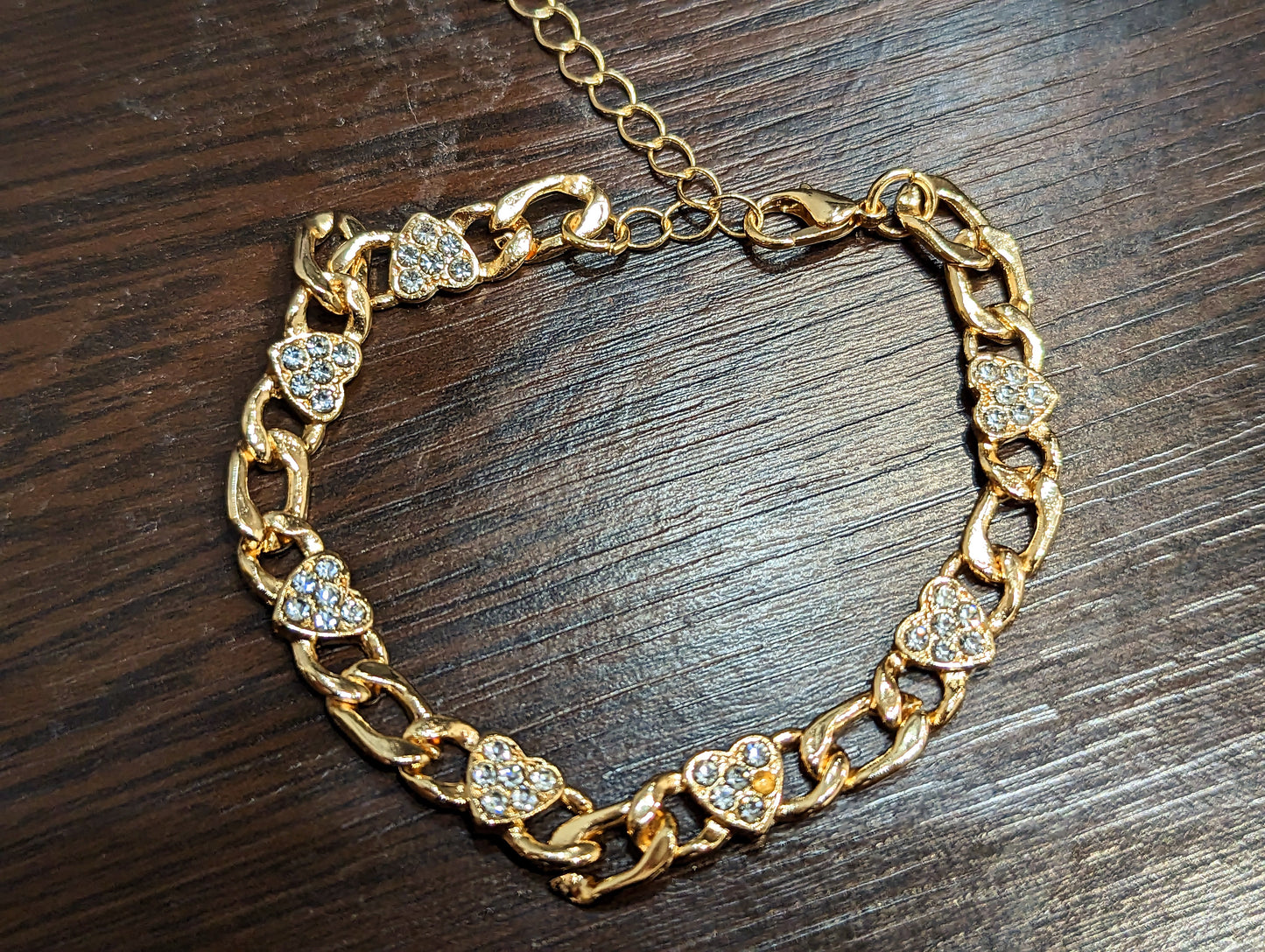 Златна дамска гривна сърца