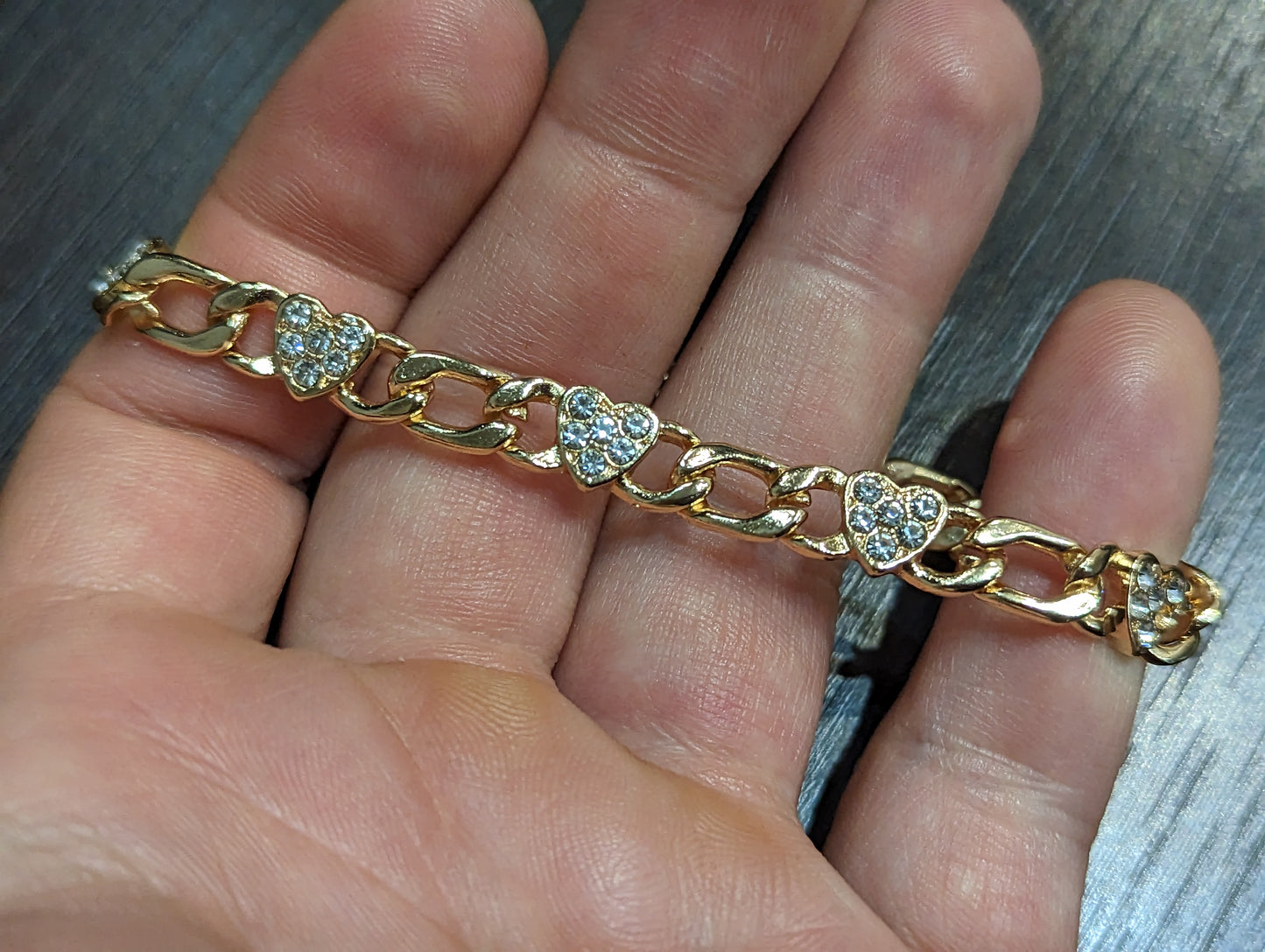 Златна дамска гривна сърца