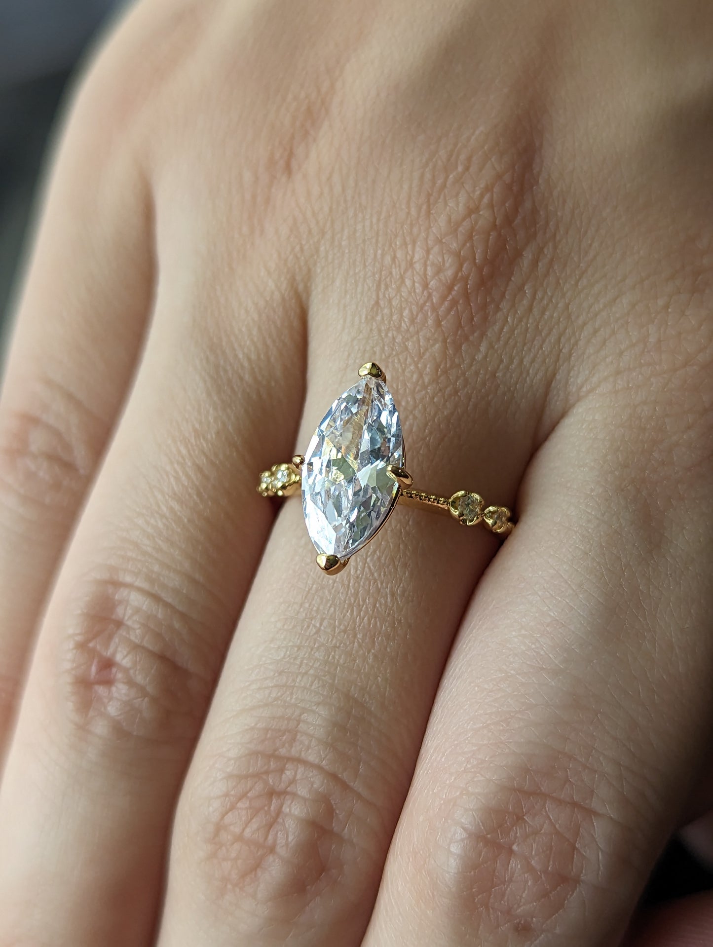 Промо намаление дамски пръстен сълза с огромен красив 4 CRT камък.