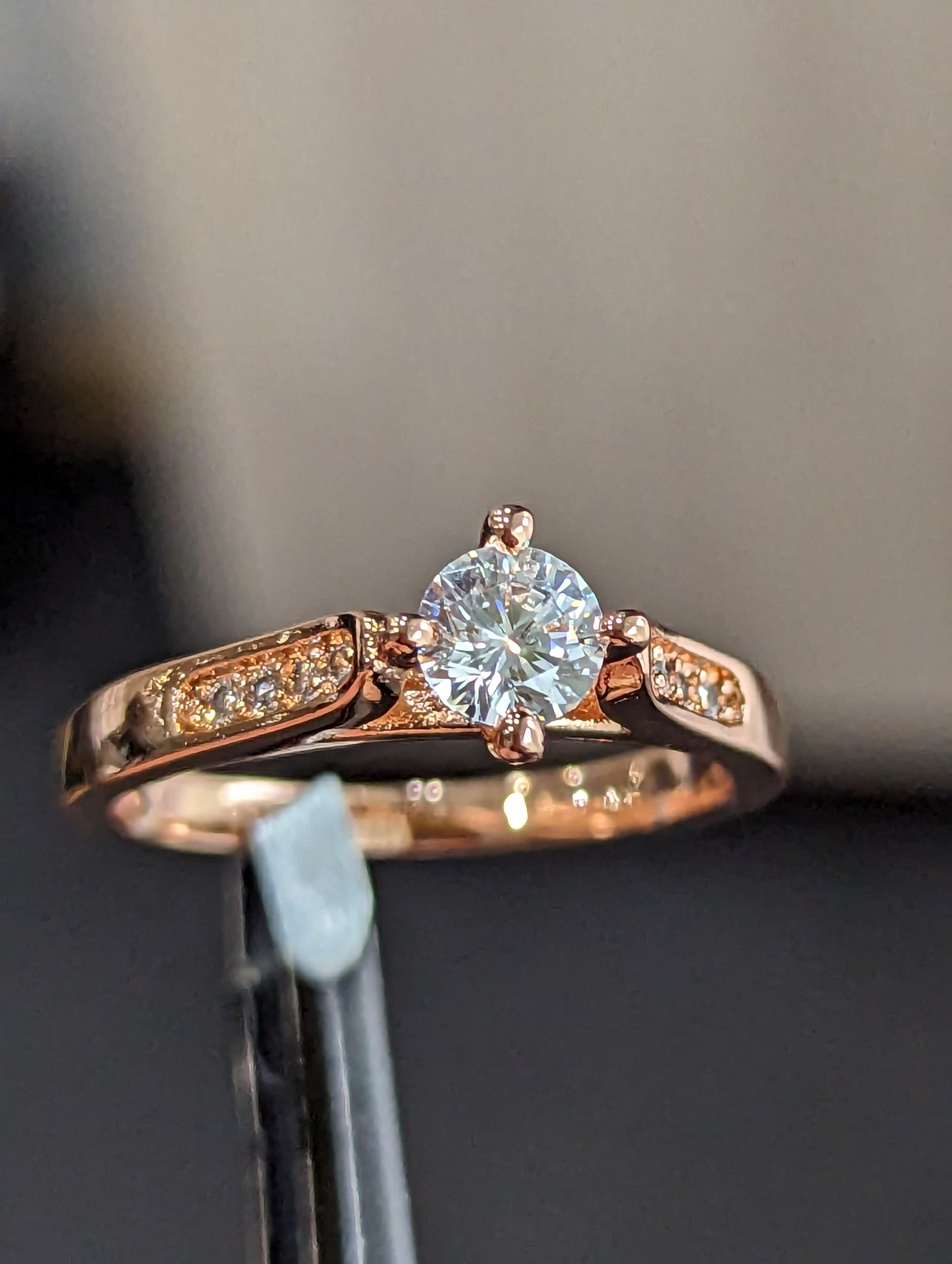 Златен дамски пръстен с множество цирконии