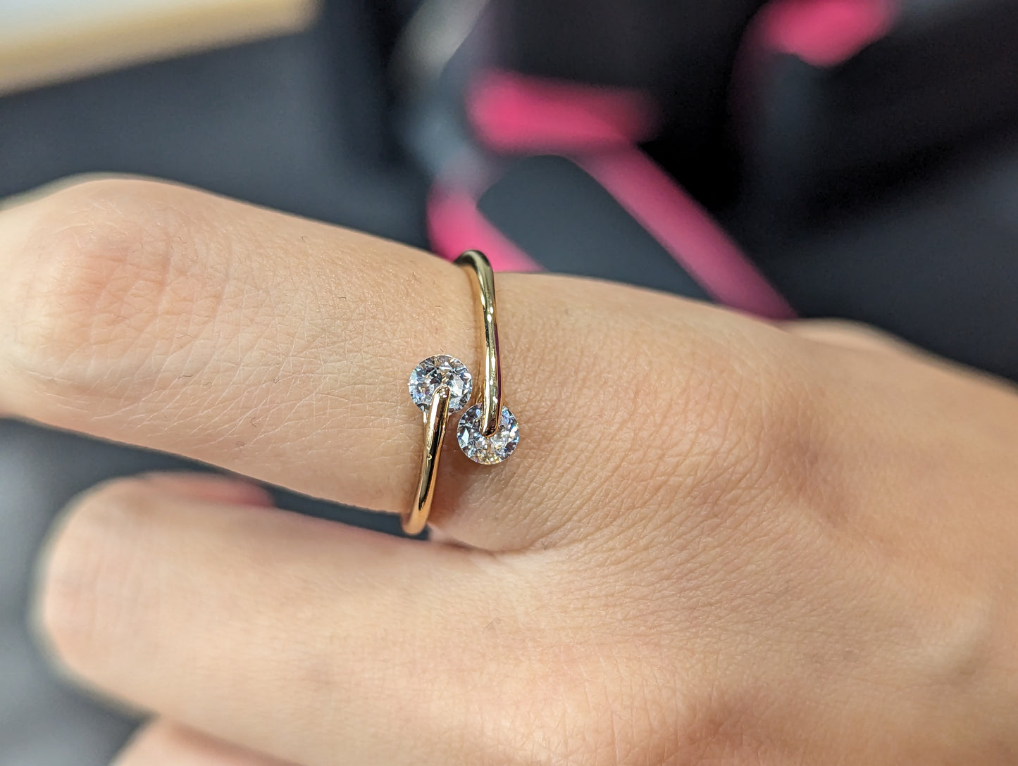 Златен дамски пръстен двоен камък