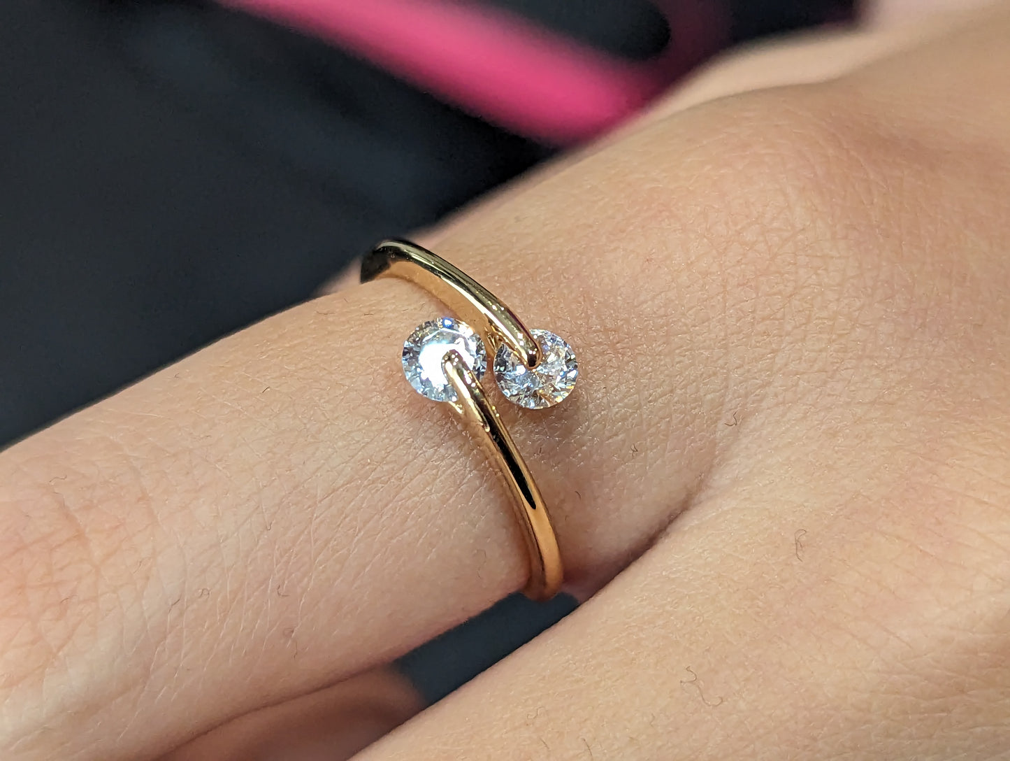 Златен дамски пръстен двоен камък