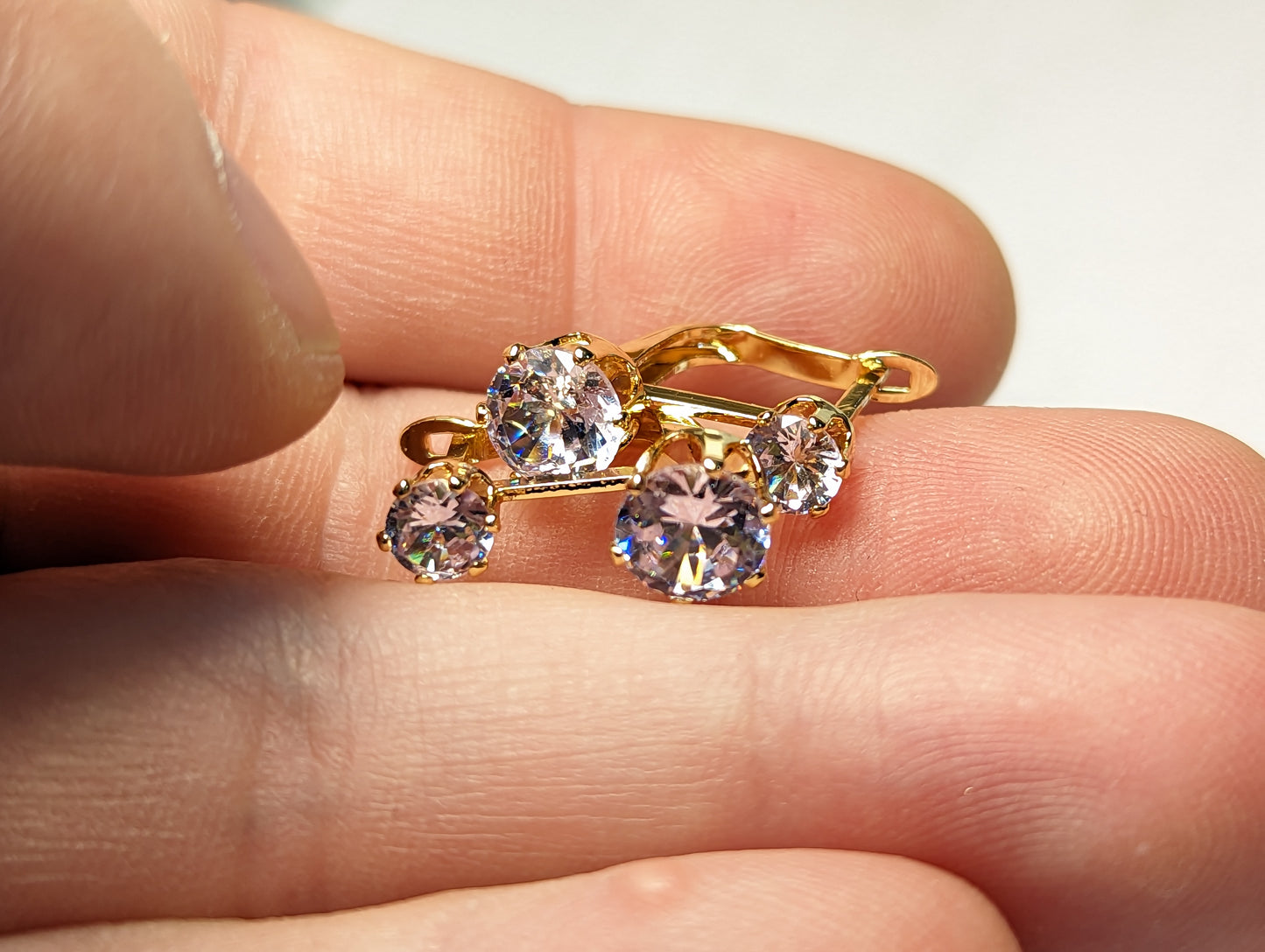 Златни дамски обеци от Медицинско злато и красив камък