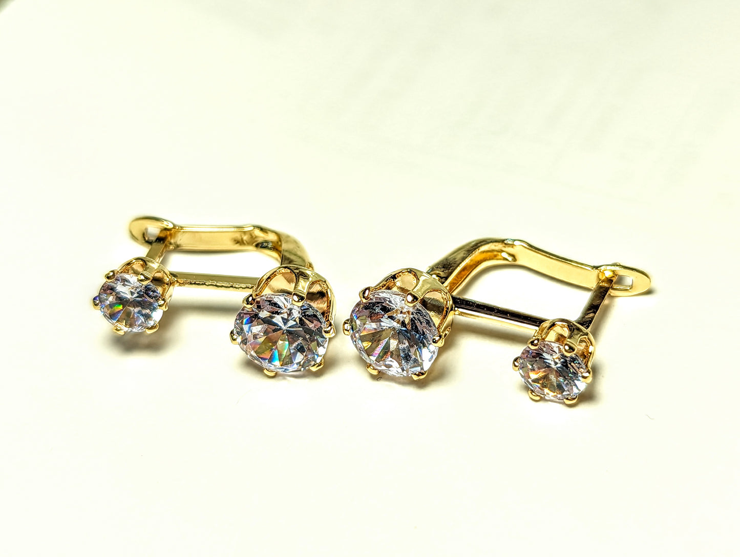 Златни дамски обеци от Медицинско злато и красив камък