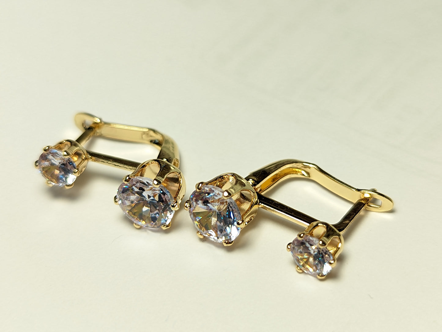 Златни дамски обеци от Медицинско злато и красив камък