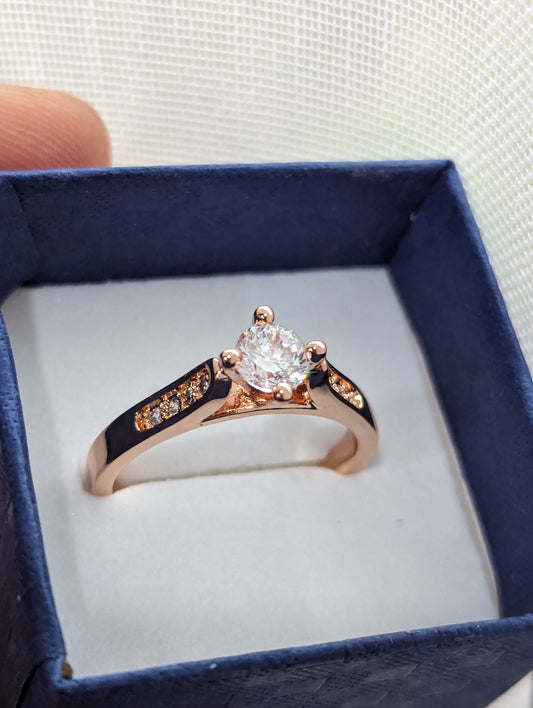 Златен дамски пръстен с множество цирконии