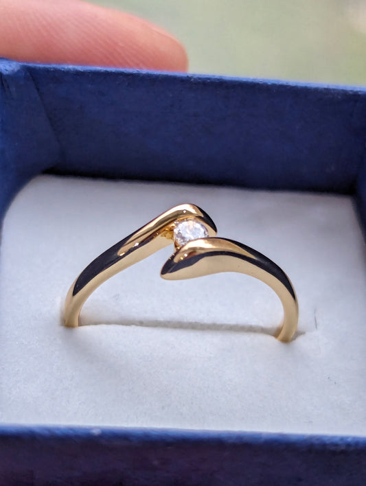 Златен дамски пръстен с изящен дизайн