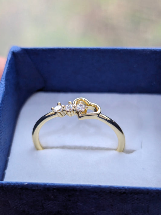 Златен дамски пръстен тип сърце