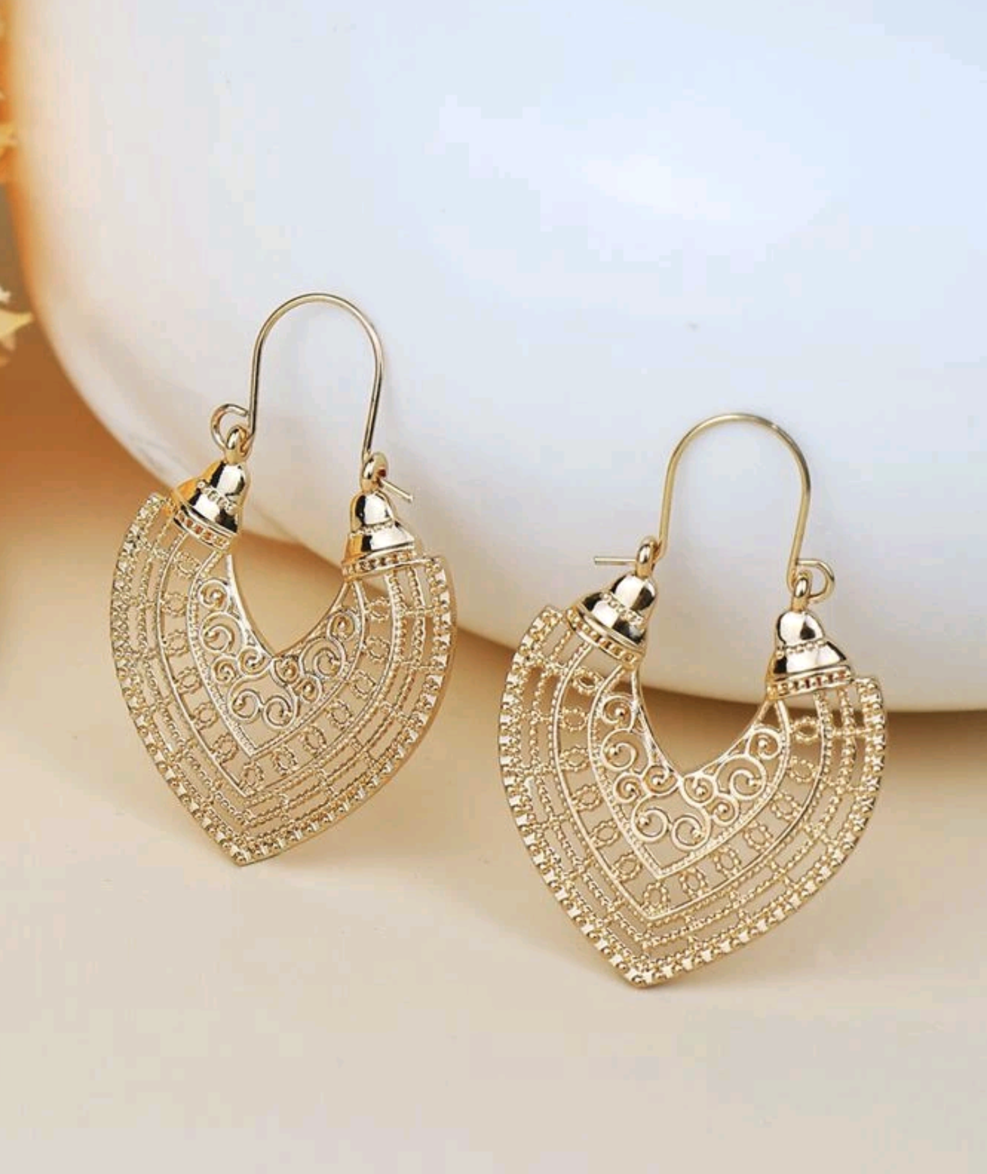 Нежни златни дамски обеци от медицинско злато