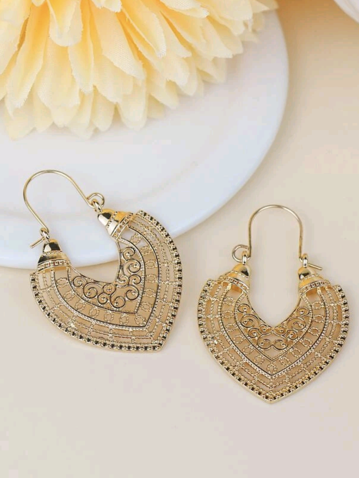 Нежни златни дамски обеци от медицинско злато