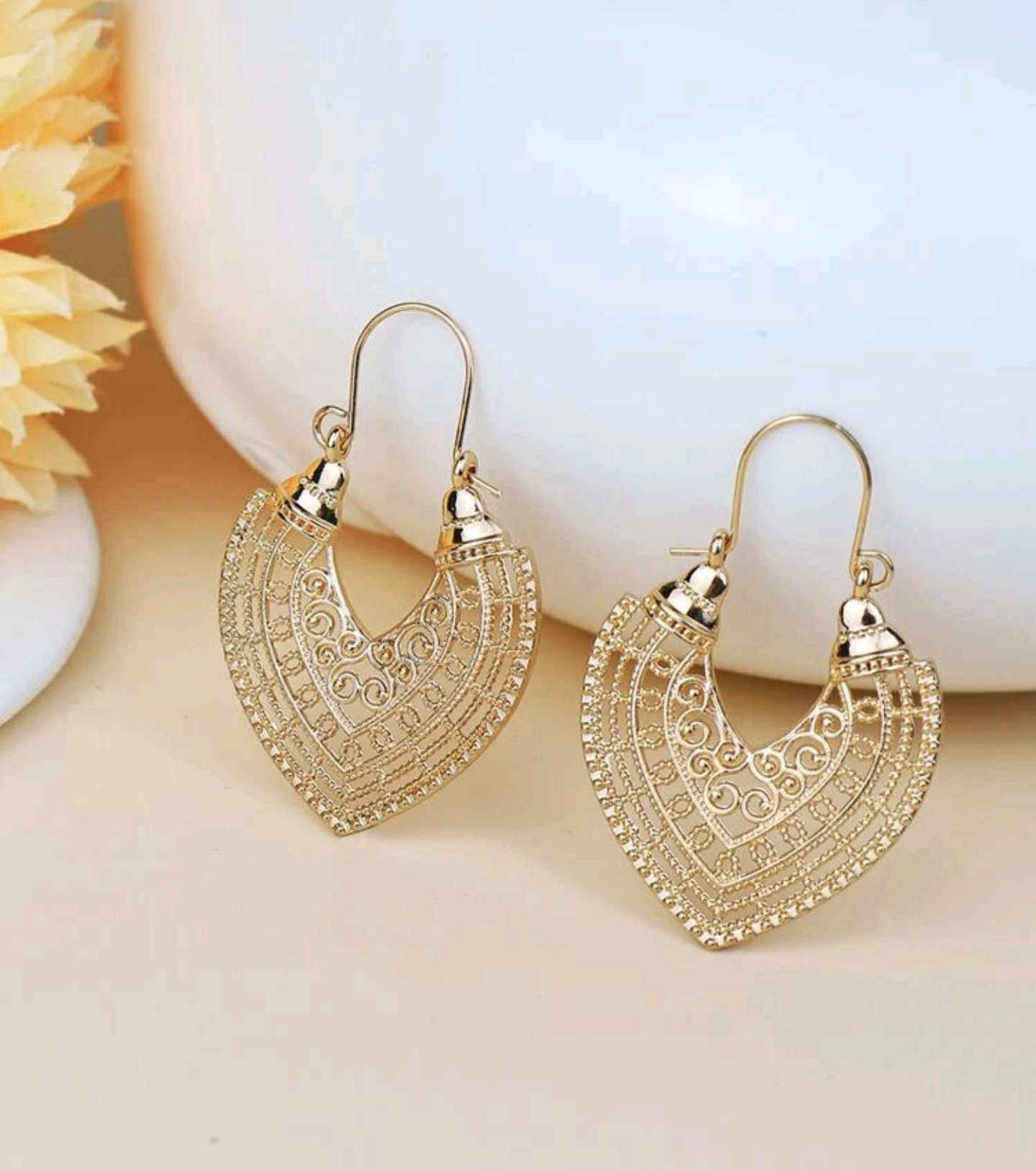 Нежни златни дамски обеци от медицинско злато