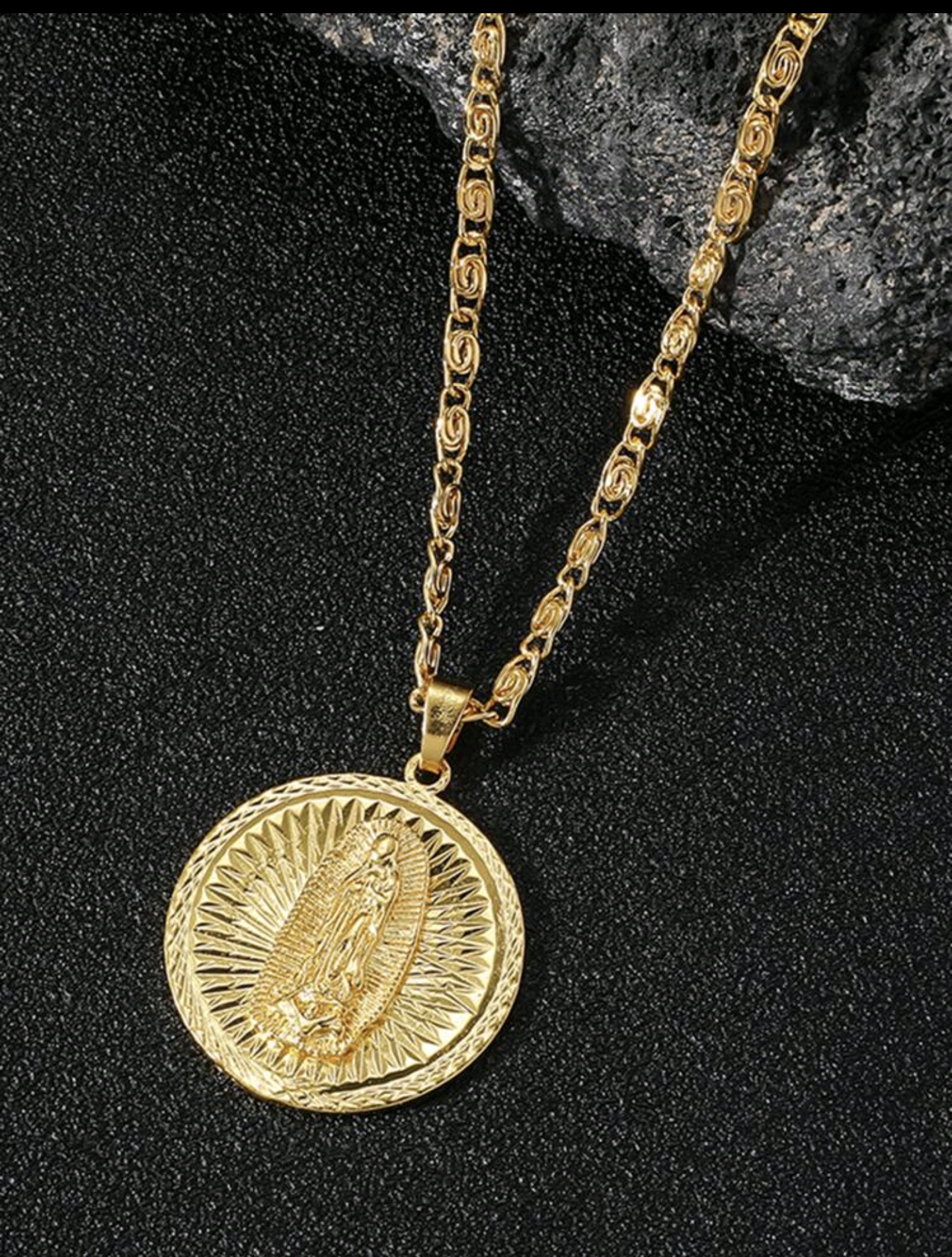 Златен ланец с висулка Дева Мария