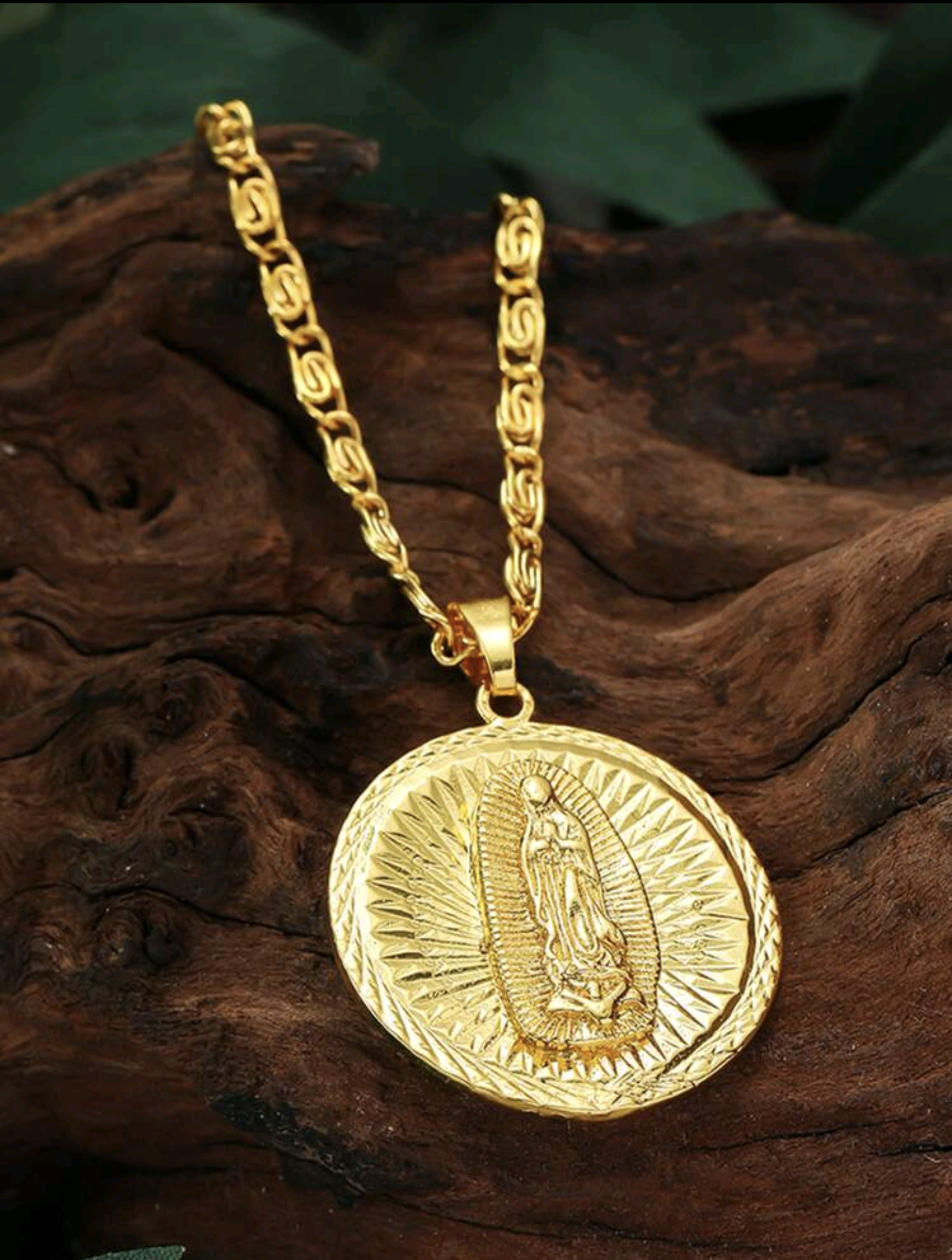 Златен ланец с висулка Дева Мария