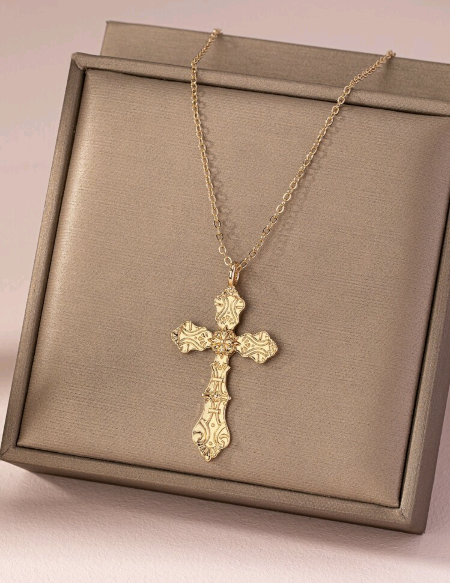 Златно ланче с кръст