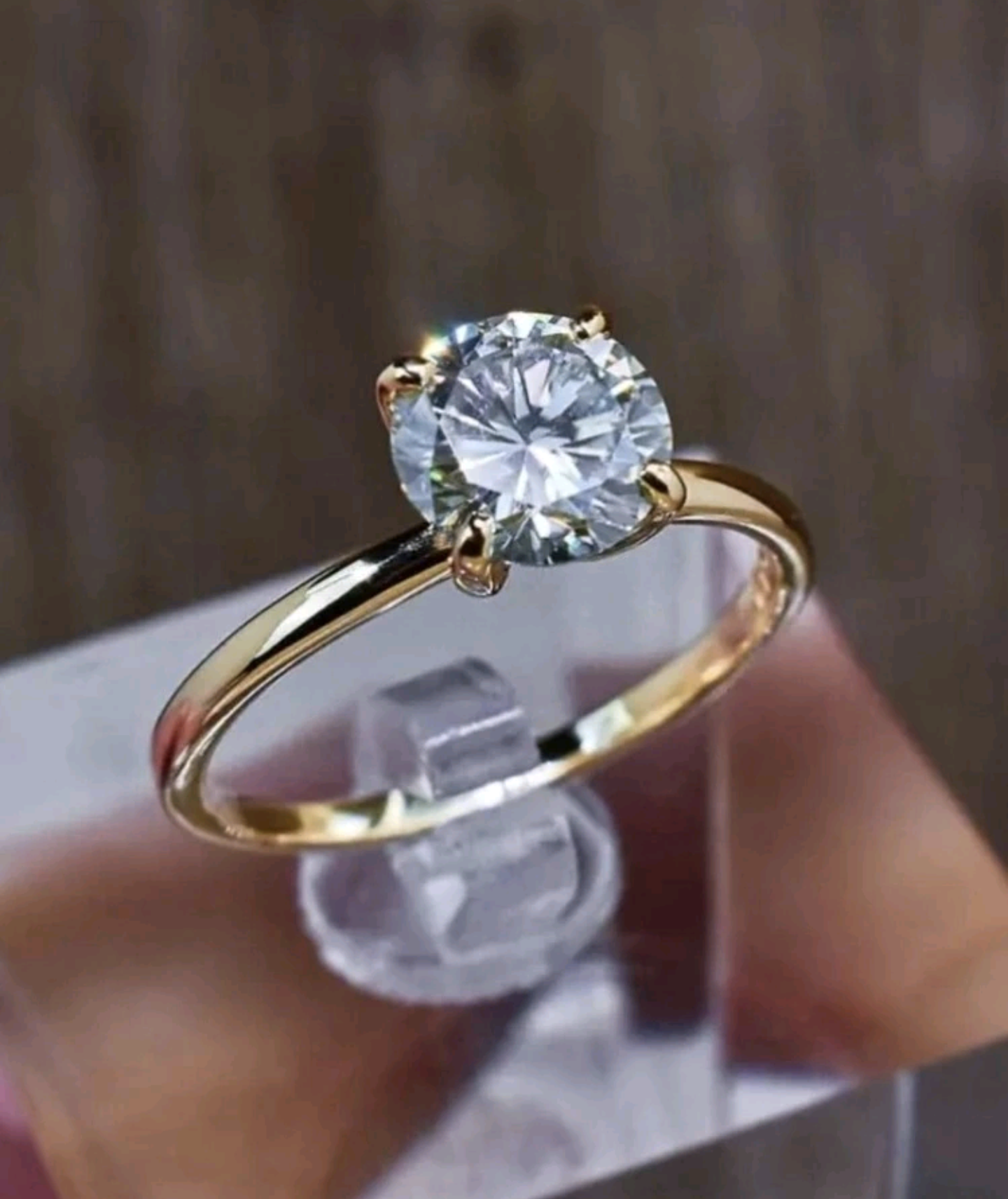 Златен дамски пръстен с огромен камък