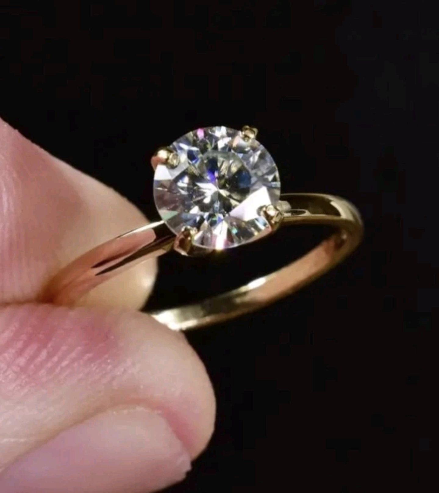 Златен дамски пръстен с огромен камък