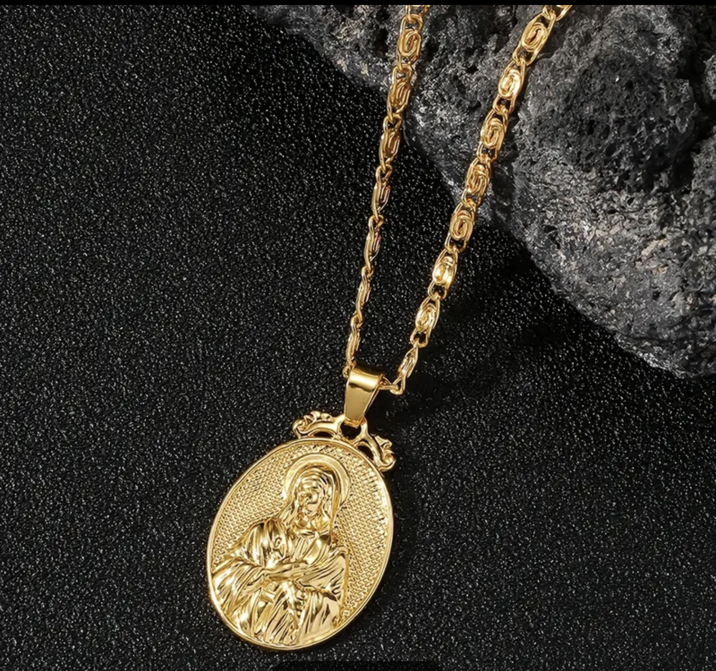 Златен ланец с висулка Дева Мария.