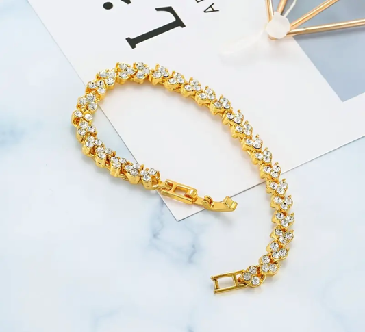 Златна дамска гривна с кристали