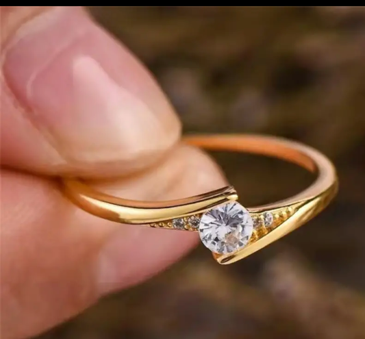 Златен дамски пръстен с цирконии