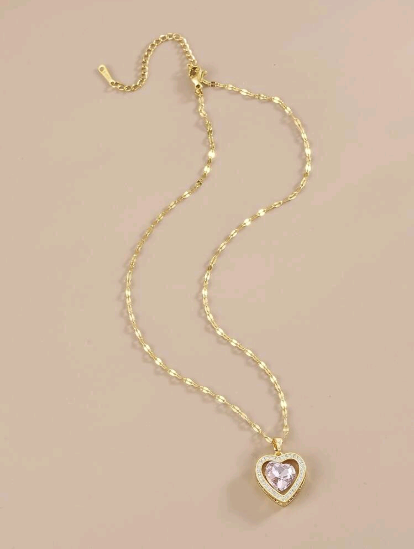 Златно дамско колие с висулка сърце