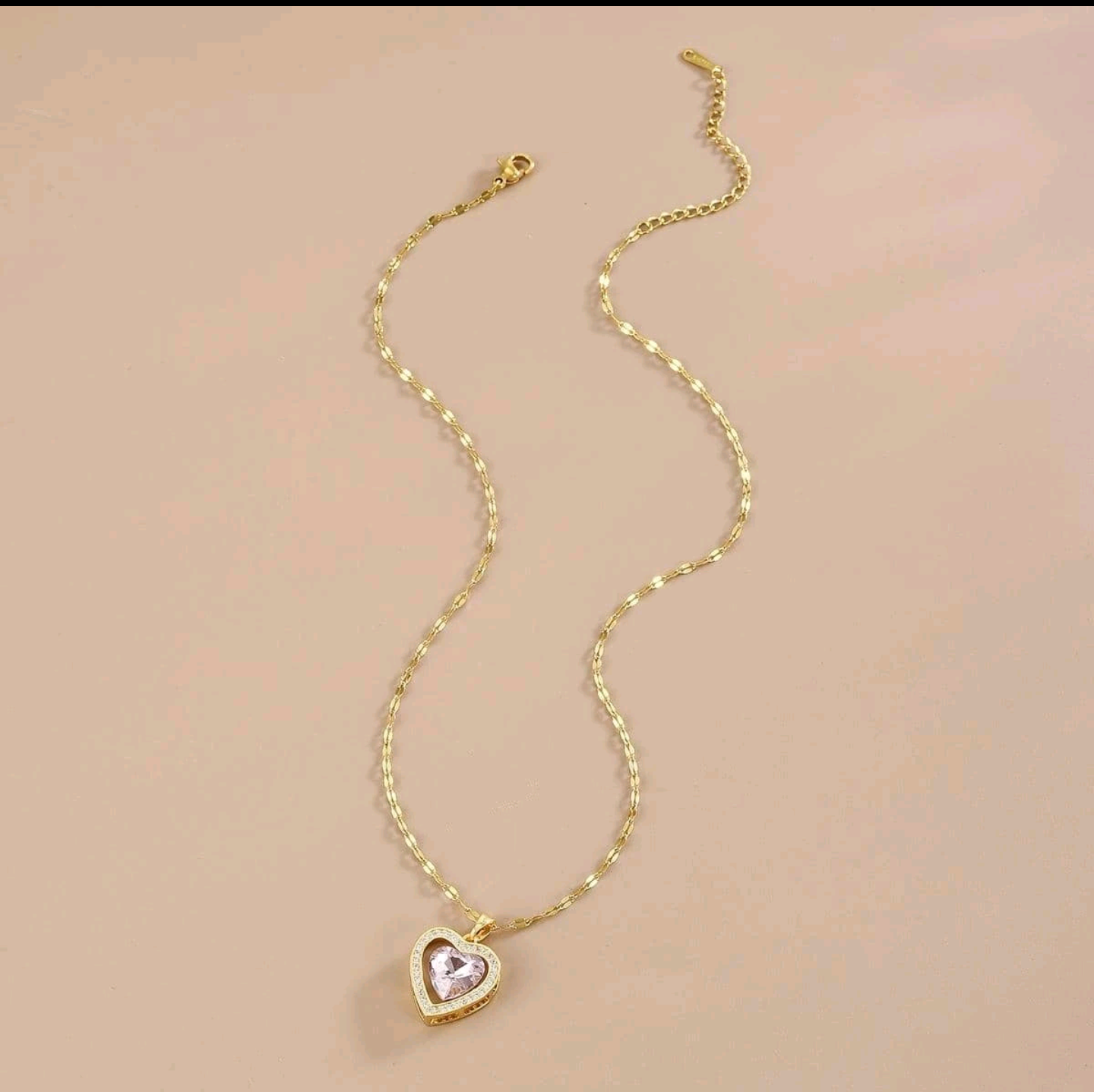 Златно дамско колие с висулка сърце