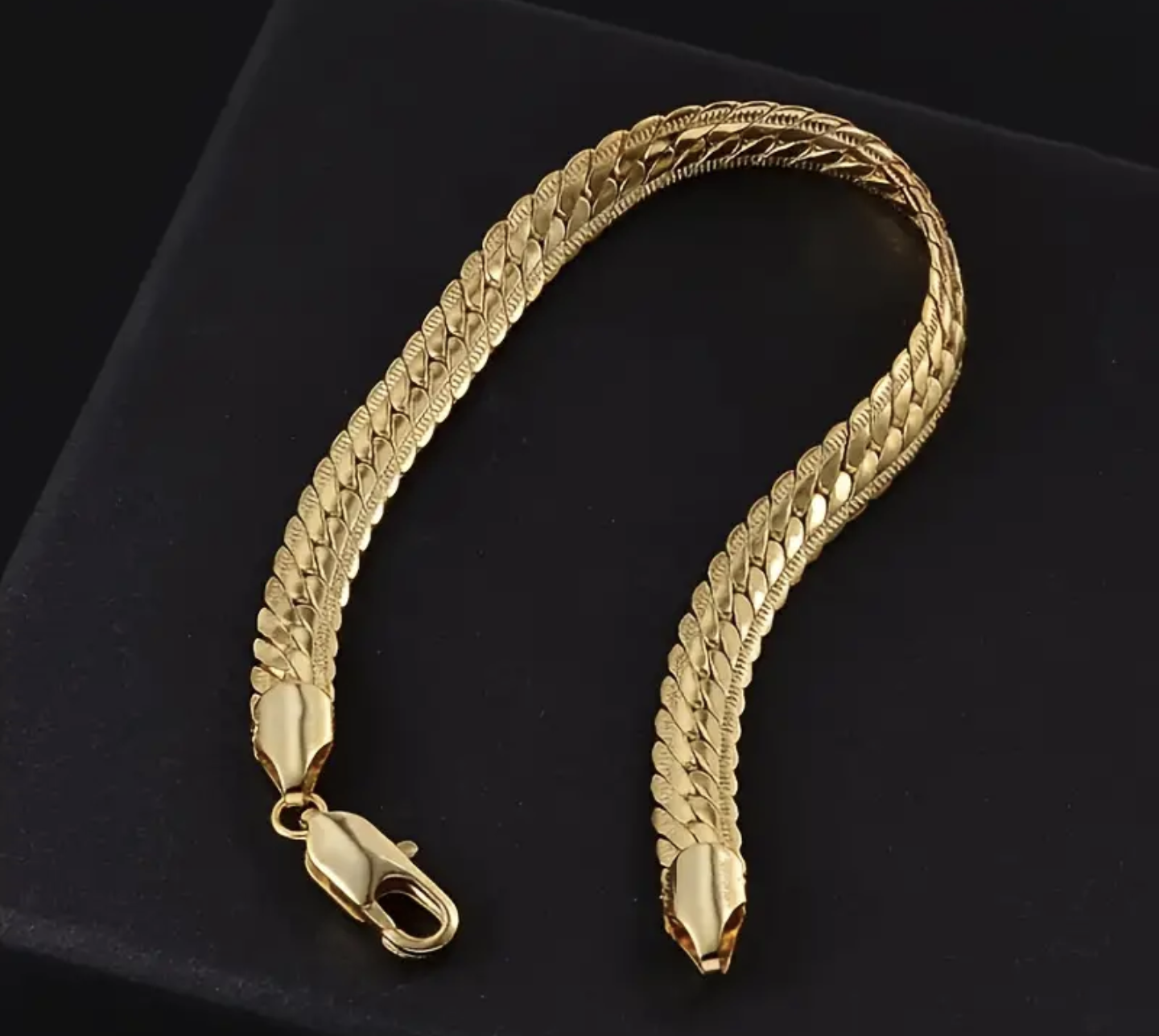 Златна гривничка от медицинско злато