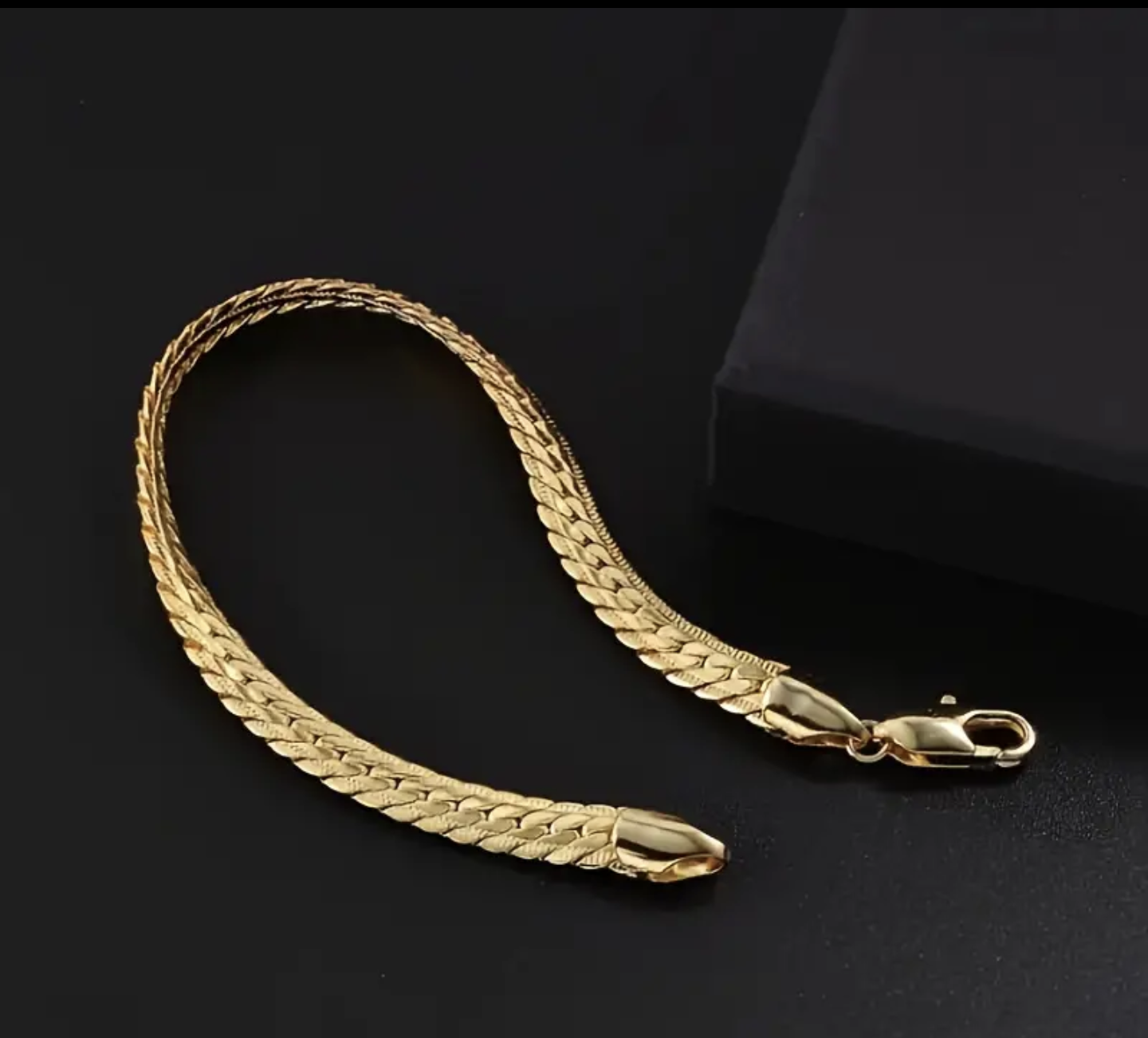 Златна гривничка от медицинско злато