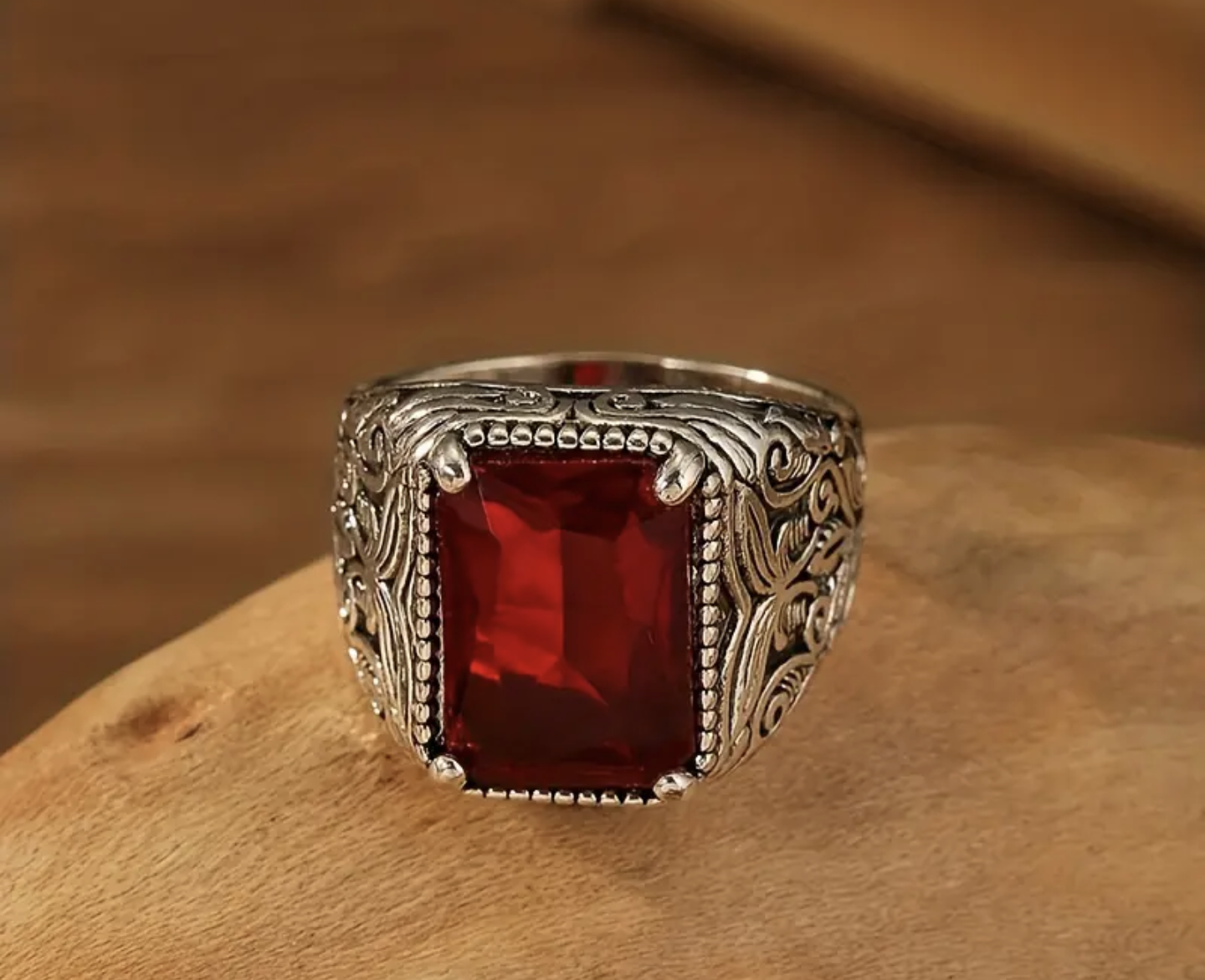 Мъжки пръстен с червен рубин