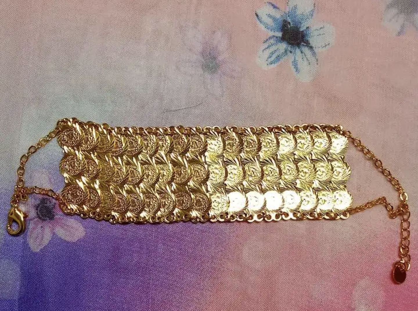 Златна дамска гривна от парички .