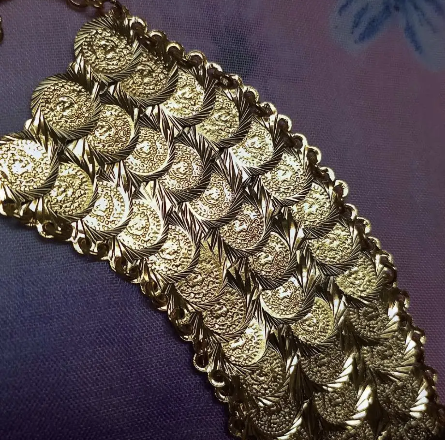 Златна дамска гривна от парички .