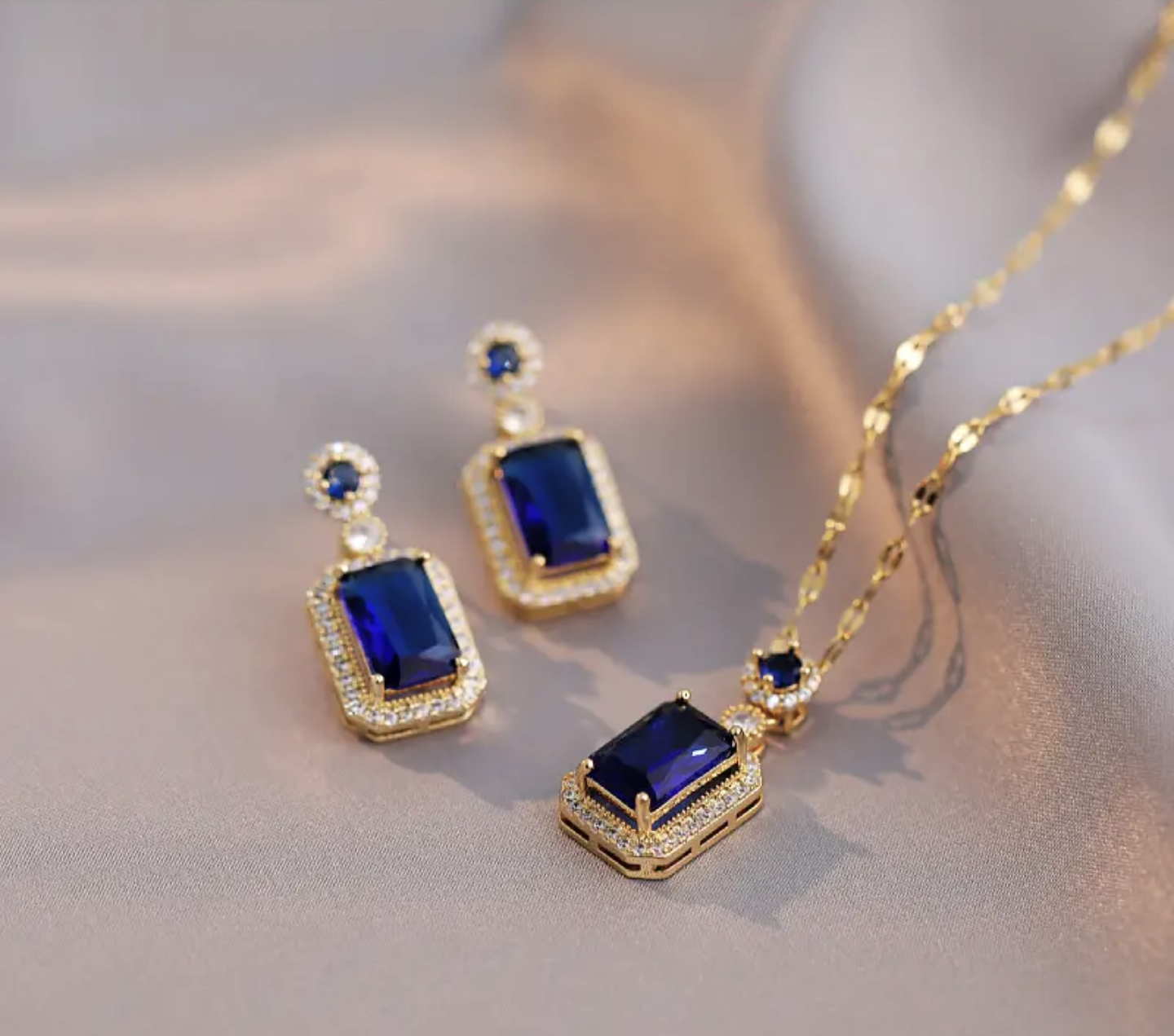 Златно дамско колие+ обеци изработени от медицинско злато