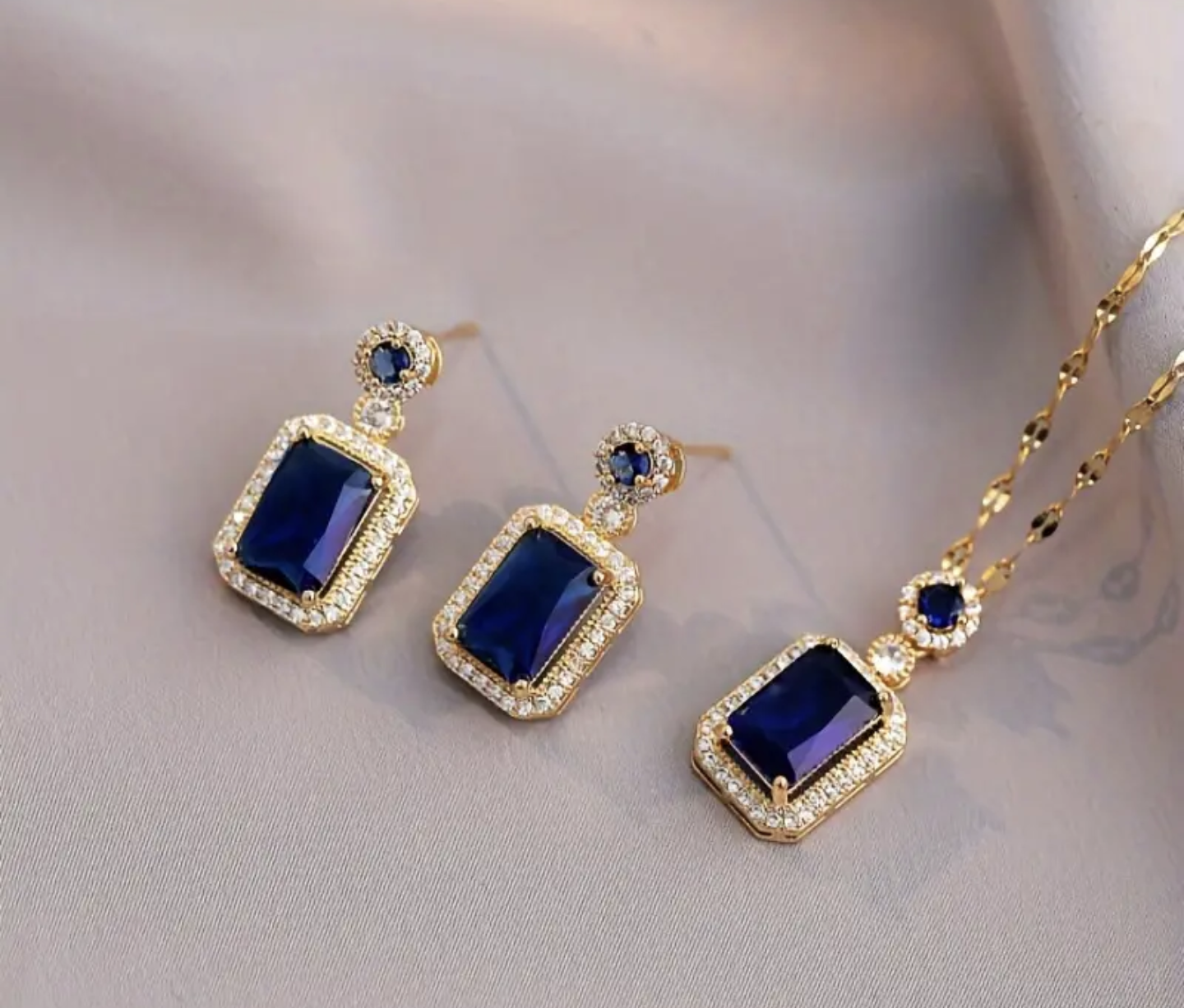 Златно дамско колие+ обеци изработени от медицинско злато