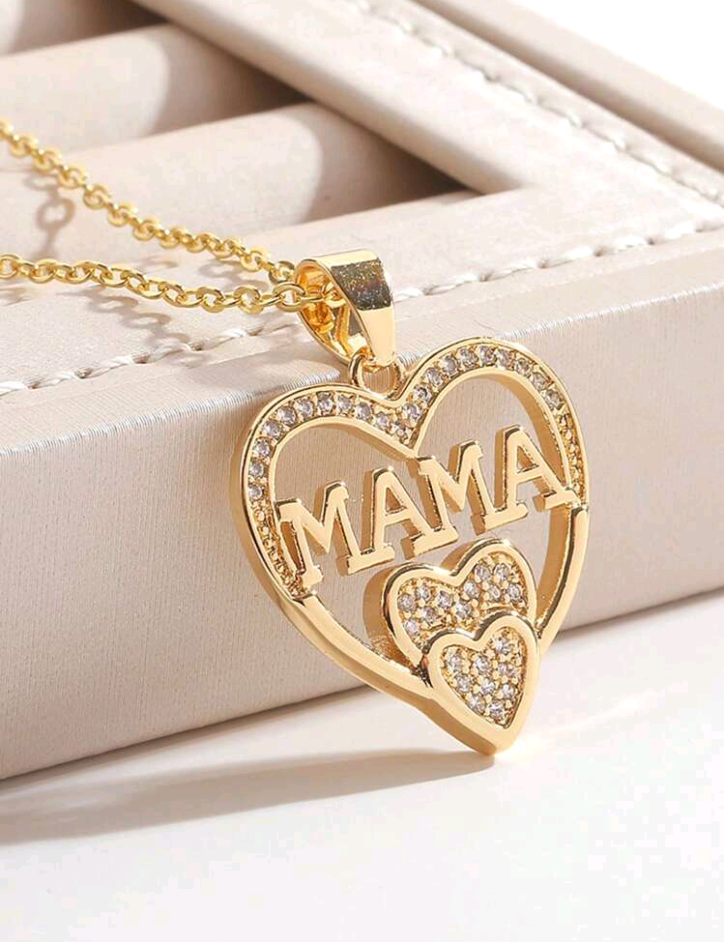 Златно дамско колие със висулка сърце и надпис Мама